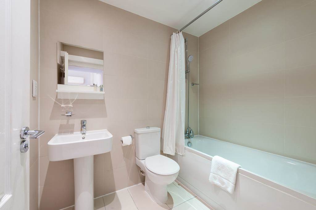 Standard Apartment in Paddington 12-london-street-apartments-bathroom.jpg