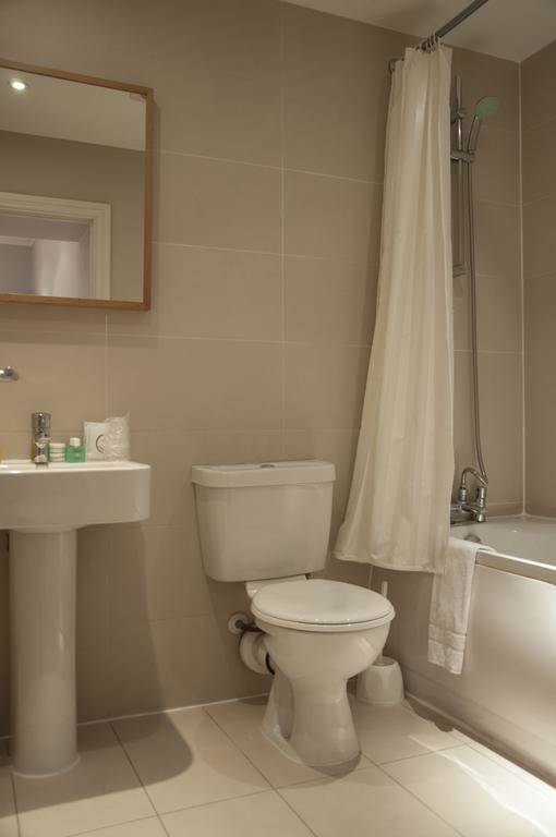 Standard Apartment in Paddington 12-london-street-apartments-bathroom2.jpg
