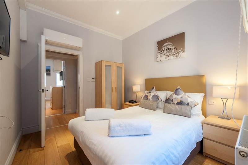 12londonstreet_queen_room.jpg